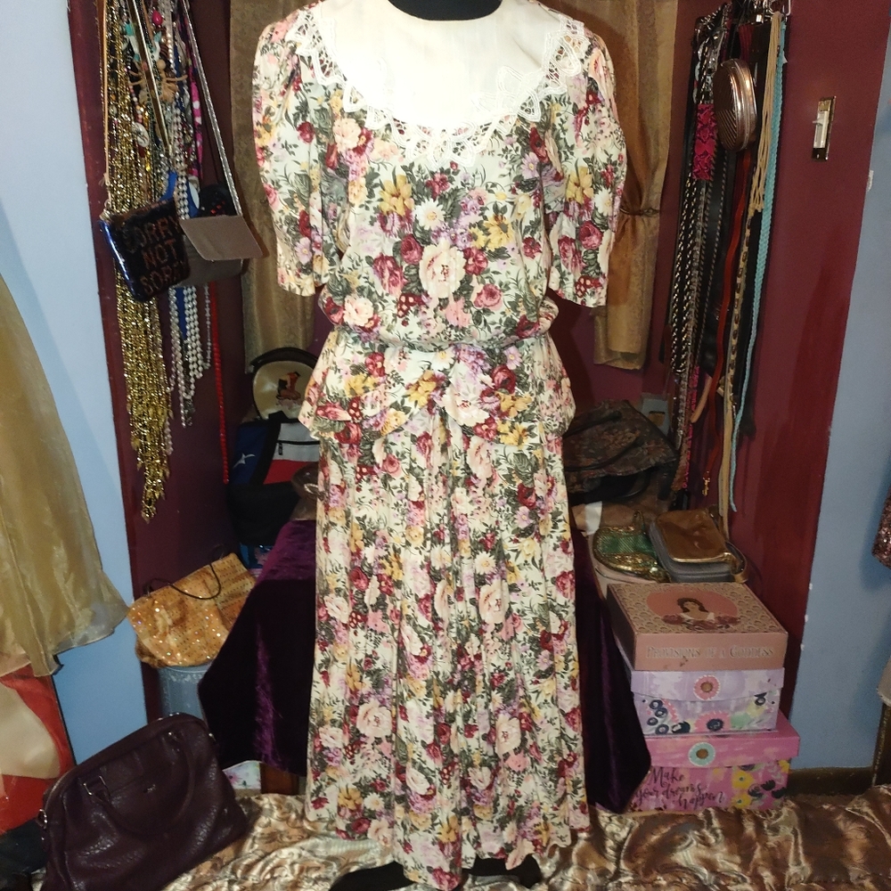 Lisa II Vintage Floral & Lace Midi Dress 12
